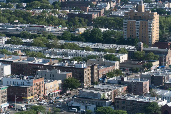 Aerea che stabilisce la foto di Brooklyn NY in una luminosa giornata meteo estiva limpida. Vista a volo d'uccello della tipica zona urbana della città — Foto Stock