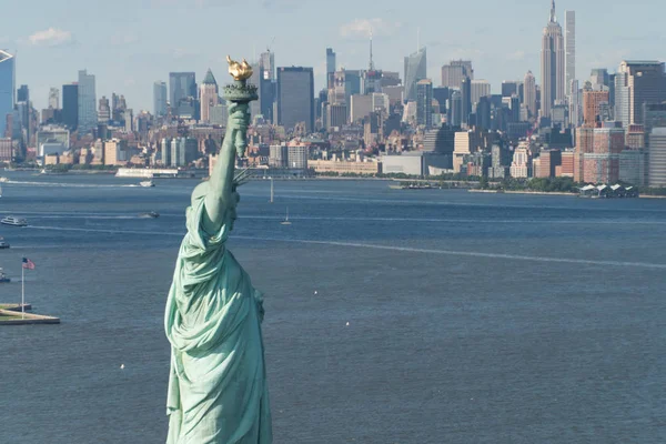 Özgürlük yan hava video net yaz gününde arka planda Manhattan New York şehir manzarası ile heykeli akşam saat. 4 Temmuz Bağımsızlık günü kutlamaları havai fişek konumu — Stok fotoğraf