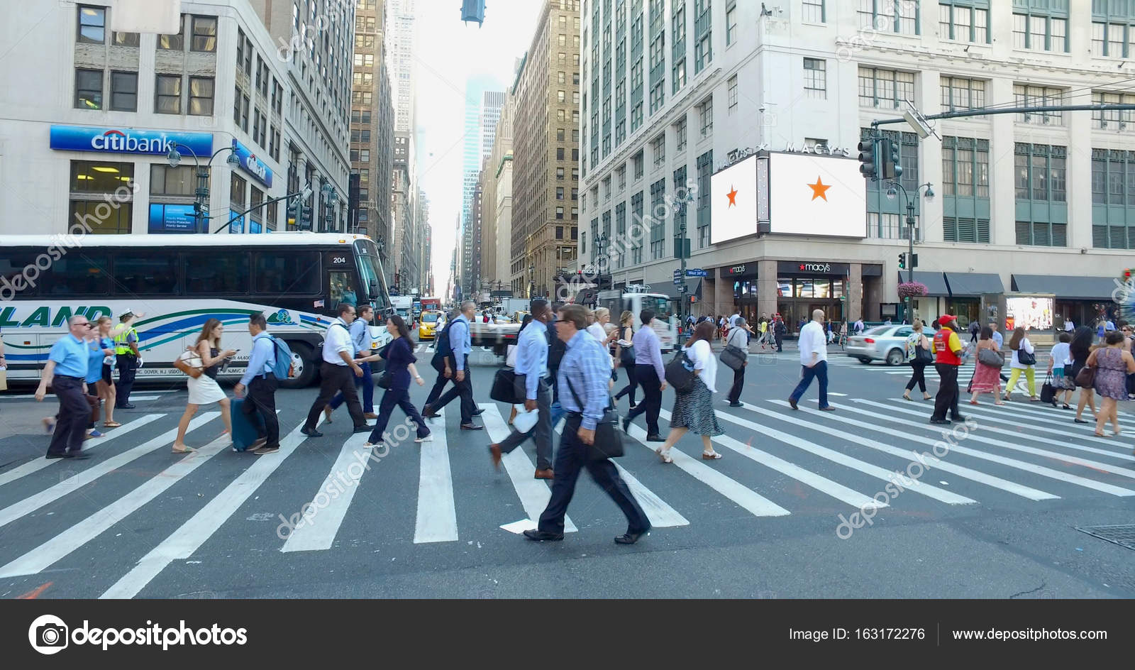 Passage piétonnier occupé à Manhattan pendant les heures de pointe du  matin. Jour mouvement de la circulation flou conduite dans la rue. Les gens  marchent au travail — Photo éditoriale par ©brandonkleinvideo - #, image size:1600x944