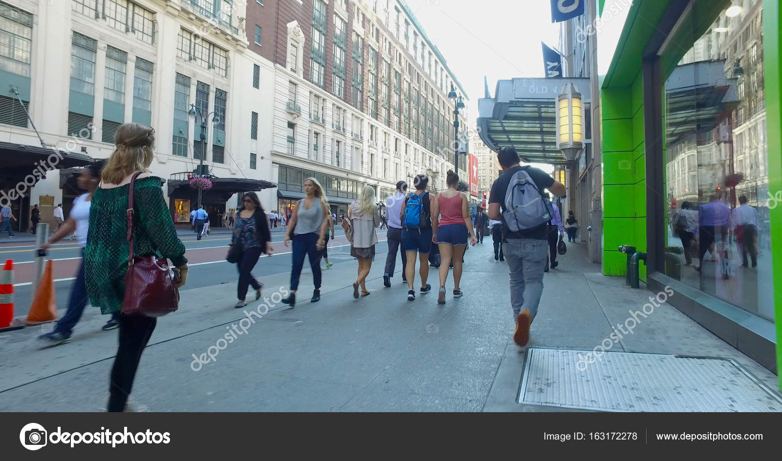 How to Walk Down a Sidewalk photo photo How to Walk Down a Sidewalk