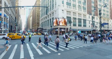 Gidip havai görünümü Manhattan kavşak yaya geçidi sabah acele saat sırasında. Arka planda Macys ünlü mağaza