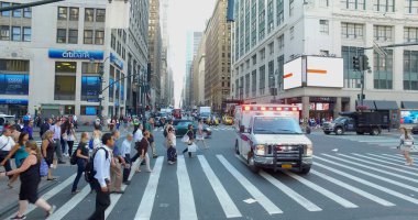 NYC ambulans ugent acil yardım için sabah acele saat sırasında ilk yardım yardım için meşgul Manhattan kavşak ve yaya geçidi haçlar