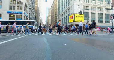 İnsanlar sabah acele saat sırasında Midtown Manhattan ofis işleri için gidip. Cadde üzerinde düşük geniş açılı görünüş