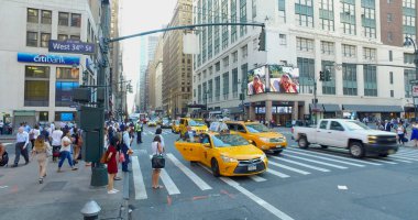 Banliyö trafik meşgul ve havai görünümü Manhattan kavşak insanlar
