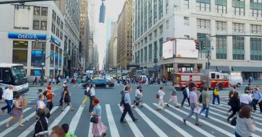 Sabah acele saat sırasında meşgul Manhattan kavşak yaya geçidi gidip. Gün zaman trafik hareket bulanıklığı caddede sürüş
