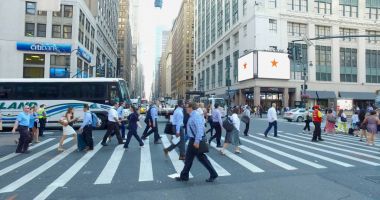 Sabah acele saat sırasında meşgul Manhattan kavşak yaya geçidi gidip. Gün zaman trafik hareket bulanıklığı caddede sürüş. İnsanlar çalışmak için yürüyüş