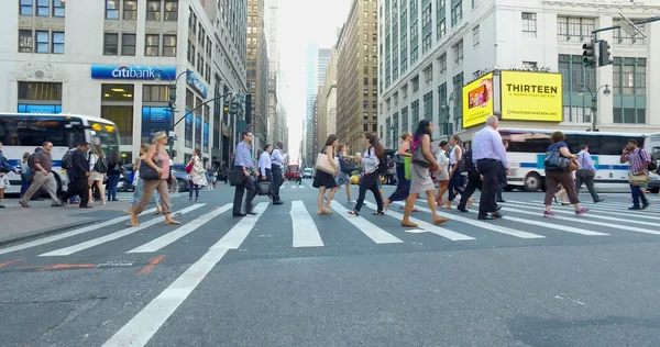在早晨天时间高峰时间上下班期间忙纽约曼哈顿路口人行横道. — 图库照片