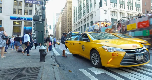 Mulher saudando NYC táxi táxi — Fotografia de Stock