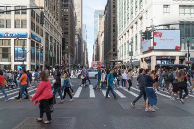 Yayalar Manhattan şehir merkezinin meşgul gün boyunca karşıya. Ünlü Macys mağaza görüntülemek için turizm konum