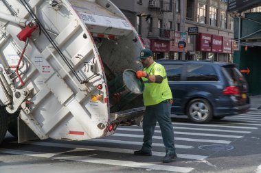 Dsny Sağlık Bakanlığı işçi boş çöp çöp kamyonu sokak tutmak için temizleyebilirsiniz