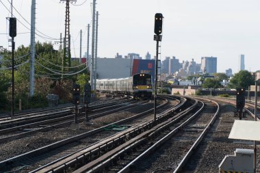 New York şehir manzarası ile yolda arka planda akşam saatinde seyahat genel banliyö treni gidip