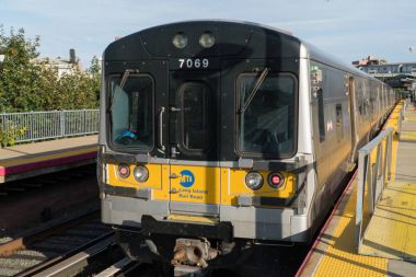 Long Island demiryolu tren araba yakın çekim istasyonu platformu seyahat Manhattan Penn İstasyonu doğudan