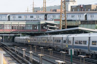  Long Island demiryolu tren Woodside Queens platformu. MTA metro geçmek ek yükü meşgul istasyonu hub