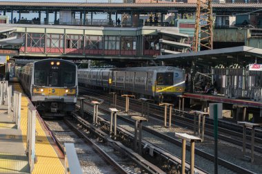 Long Island demiryolu tren seyahat için meşgul Bitirim gidip Penn İstasyonu Manhattan ve Doğu istasyonu arasında