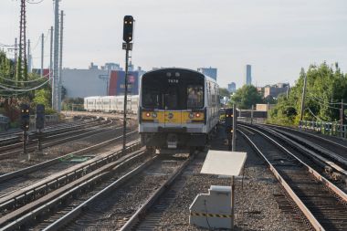 Long Island demiryolu tren yolda Penn İstasyonu Manhattan'a seyahat saatinde gidip. Gündüz dışında