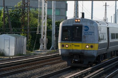 Rush hour sırasında yolda sürüş Long Island demiryolu tren yolcu ile gidip. Gündüz dışarıda fotoğraf