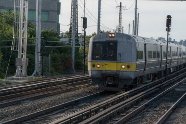 Genel banliyö tren demiryolu seyahat yolcu tarafından takip istasyonu için ev ve iş saatinde. Gün zaman dış