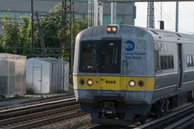  Long Island demiryolu tren araba closeup yolcu seyahat için kalabalık saat gidip Manhattan'a. Gündüz dışında