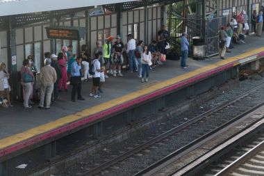 İnsanlar meşgul Bitirim gidip sırasında Long Island demiryolu tren Queens, NY bekleyin