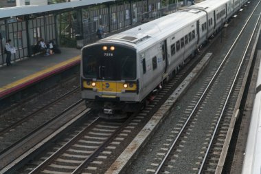 Long Island demiryolu yolcu gidip tren seyahat parça hareket bulanıklığı. Gün zaman dış genel gider kuşlar görünümü göz