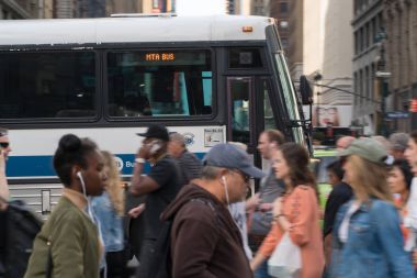 MTA veri yolu sürücü geçmişte insanlar içinde yaya geçidi saatinde yürüme gidip Manhattan Caddesi üzerinde