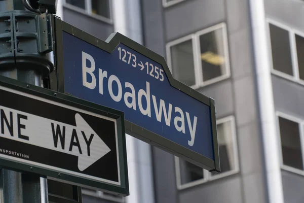 在曼哈顿纽约市著名的百老汇通过时代广场向市中心的方向街道标志 — 图库照片
