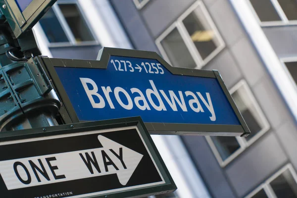 Οδό Broadway σημάδι στη Νέα Υόρκη, Μανχάταν. Η διάσημη λεωφόρος και μονόδρομος μέσω της Times Square της Νέας Υόρκης — Φωτογραφία Αρχείου