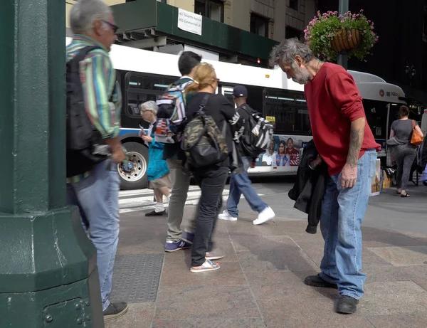 A homeless man with mental health issues stands in the middle of a Manhattan sidewalk as people walk past — Stock Photo, Image