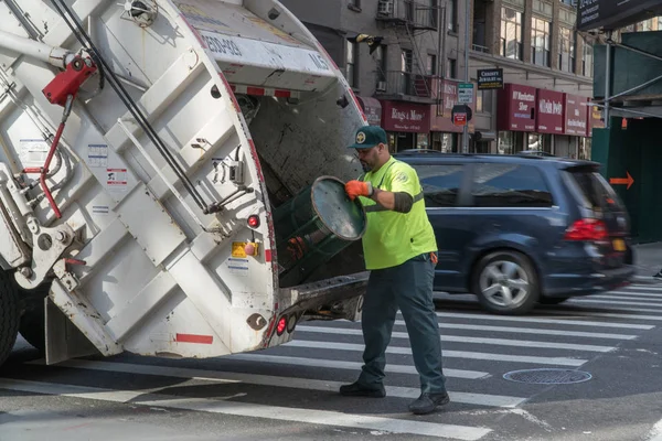 DSNY Los trabajadores del departamento de saneamiento vacían el bote de basura en el camión de basura para mantener la calle limpia — Foto de Stock
