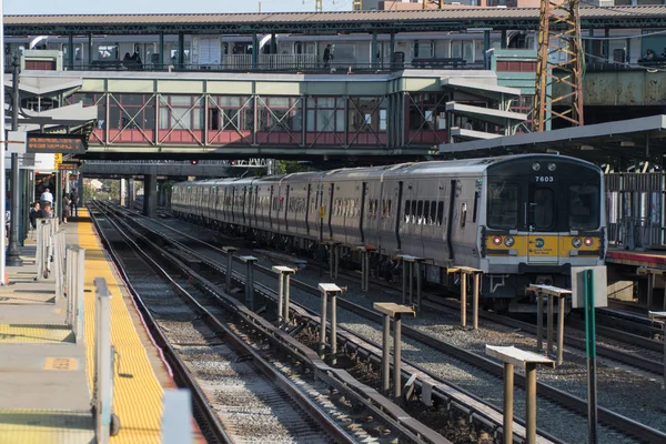 Arrêt de train de Long Island Railroad à la gare achalandée pour le débarquement et la prise en charge des passagers pendant les heures de pointe — Photo