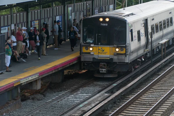 Long Island Railroad train érkezik külső állomás platform utazási utasok otthon csúcsforgalomban — Stock Fotó