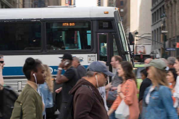 MTA veri yolu sürücü geçmişte insanlar içinde yaya geçidi saatinde yürüme gidip Manhattan Caddesi üzerinde