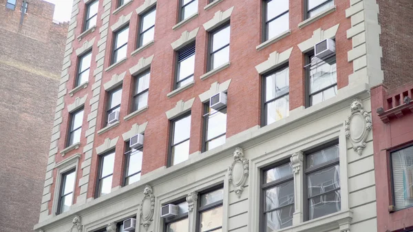 Extérieur établissant photo de style typique de New York immeuble d'appartements en brique rouge. Climatiseurs de fenêtre pour refroidir la chaleur estivale à l'intérieur — Photo