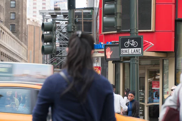 Nyc yaya geçidi kadın bekle