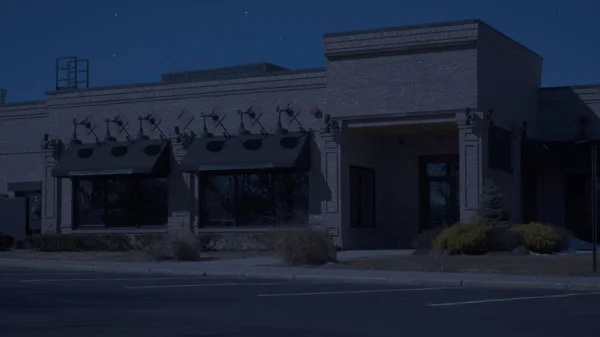 Esterno ristorante generico diner stabilire foto notte. Colpo stretto di ingresso anteriore senza segnaletica per l'uso di magazzino — Foto Stock