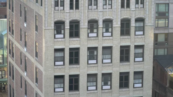 ニューヨーク市のアーバンスタイルの、昼間の上からの一般的なアパートやオフィスビルのショットを確立するエクステリア. — ストック写真