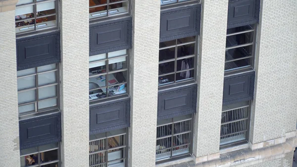 Extérieur établissement plan de New York City style urbain immeuble de bureaux génériques d'en haut pendant la journée . — Photo