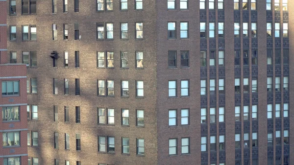 Extérieur établissement plan de New York City style urbain immeuble d'appartements génériques d'en haut pendant la journée . — Photo