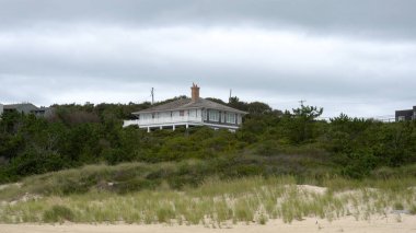 Dış Cephe lüks plaj açık yazlık ev gün süre içinde. Hamptons veya California sahil evi sit kumul üzerinde yüksek için geniş kurulması fotoğraf genel konumu