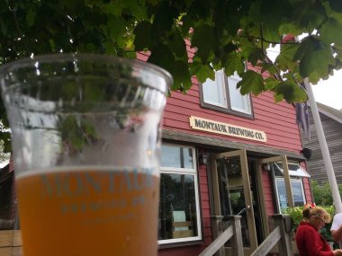 Örnek ve yeni lezzet ürün tat dış bira bahçesinde bira örneği için marka fincan arka planda Montauk bira şirket binası