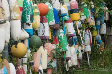 Eski bir tekne asmak süsleme ve gizlilik için çelik bir metal çit boyunca şamandıralar. Genellikle tekneler demirleme için gezinti işaretleyici olarak kullanılan