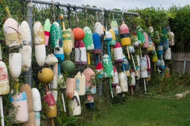 Eski bir tekne asmak süsleme ve gizlilik için çelik bir metal çit boyunca şamandıralar. Genellikle tekneler demirleme için gezinti işaretleyici olarak kullanılan