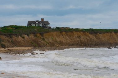 Lüks sahil eve okyanusa bakan bir blöf. Shore satır özelliğini pahalı gayrimenkul