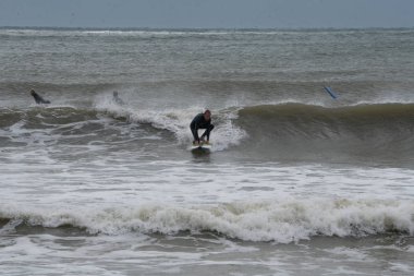 Adam sörfçü offshore Atlantik Okyanusu kasırga büyük bir dalga Long Island'da yakalar.