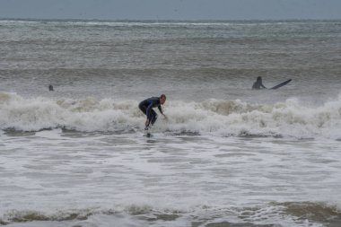 Long Island plajlar offshore Atlantik Okyanusu kasırga sırasında Surfers akın büyük dalgalar oluşturur ve RIP akımlar için eğlenceli bir etkinlik