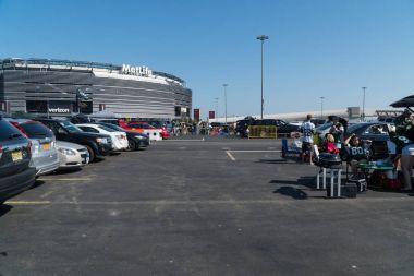 Amerikan futbolu oyunu sırasında güneşli bir gün önce Metlife stadyum dışında park yerinde New York Jets hayranları Bagaj kapağı