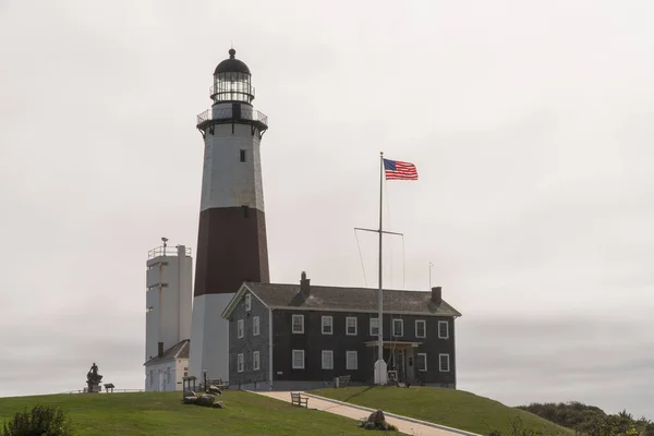 Vacker bred utsikt över Montauk Point Lighthouse på Long Island New York. Symbol för området och fortfarande aktiv används för sjöfart fartyg — Stockfoto