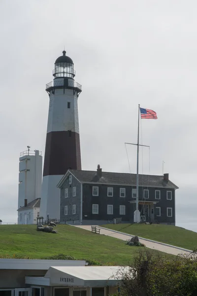 Vacker bred utsikt över Montauk Point Lighthouse på Long Island New York. Symbol för området och fortfarande aktiv används för sjöfart fartyg — Stockfoto