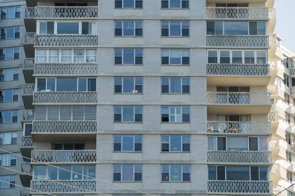 Temps de la journée extérieure établissant la photo d'un immeuble à appartements haut générique avec façade balcon — Photo