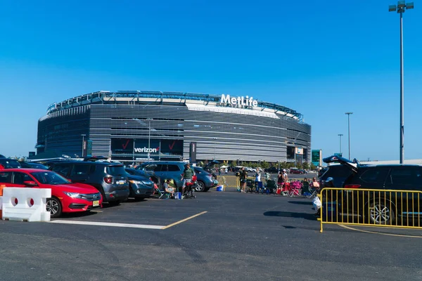 Metlife-Stadion Außen-Tag-Foto während Parkplatz Heckklappe vor New York Jets Fußballspiel Sportereignis — Stockfoto